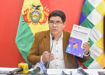 El ministro de Educación, Omar Veliz, con el Protocolo de Bioseguridad. Foto: Ministerio de Educación.