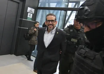 El gobernador Luis Fernando Camacho es trasladado a su audiencia judicial por el caso golpe de Estado I, referencial.
Foto: APG