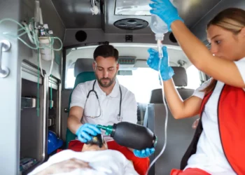 Un médico atiende una emergencia. Foto: INTI.