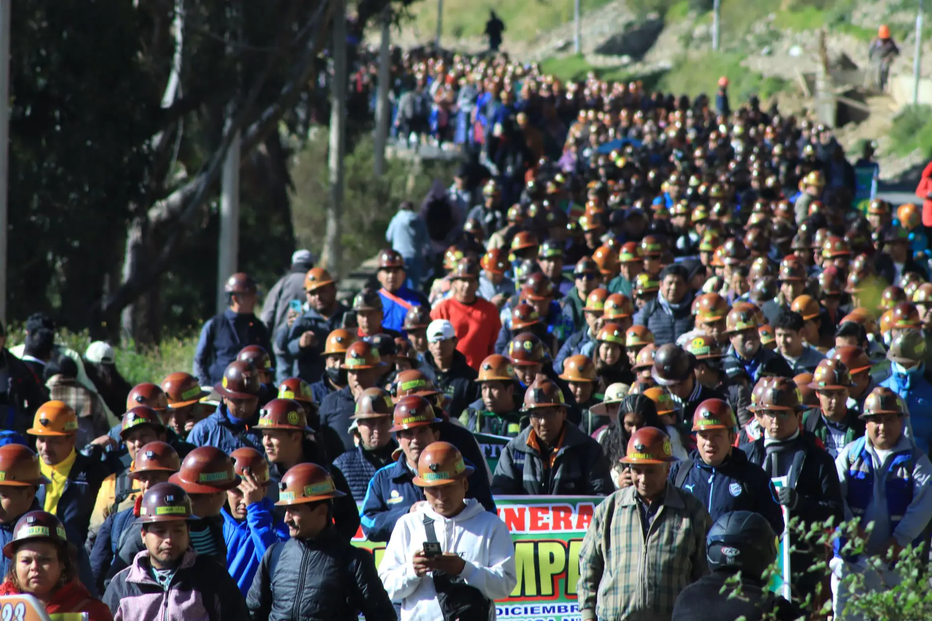 Cooperativistas mineros paralizan La Paz en demanda de atención - La Razón