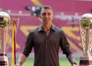 Muslera con sus trofeos en Turquía