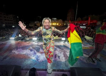 Gustavo Montecchia, de Auténticos Decadentes, con la tricolor. Foto: Auténticos Decadentes