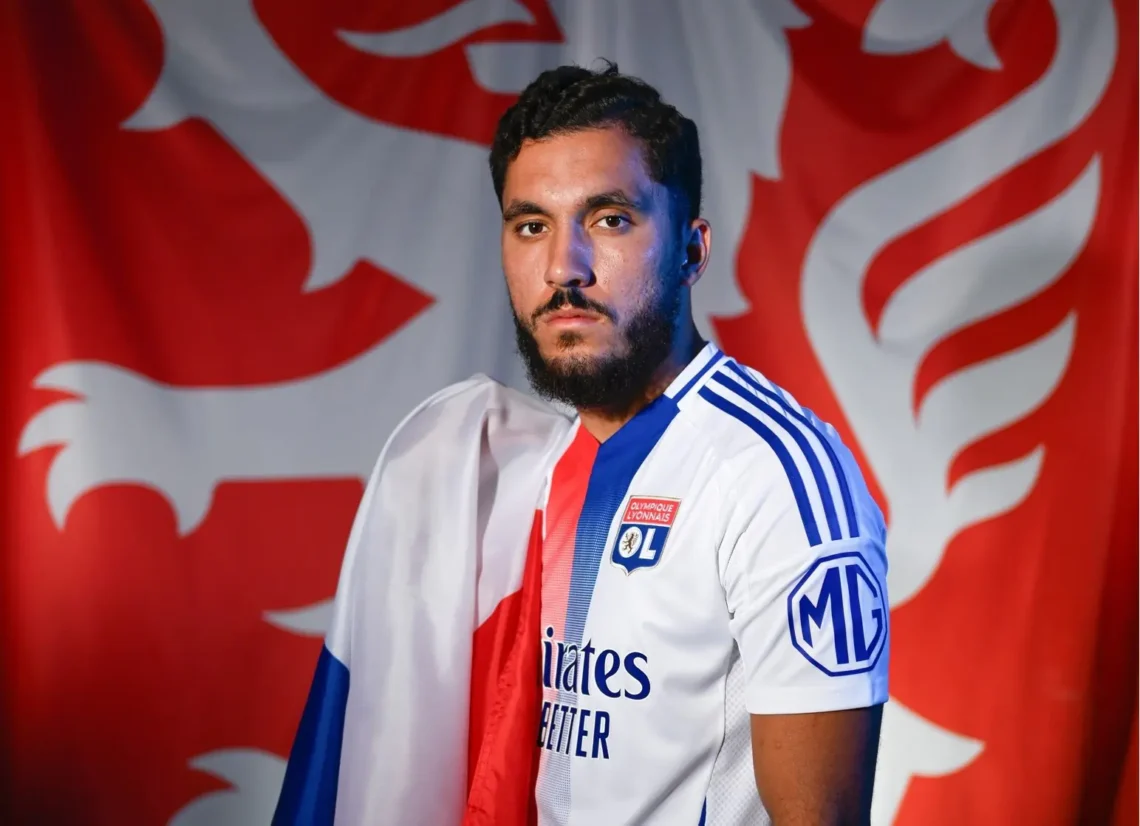 Rayan Cherki con la bandera francesa