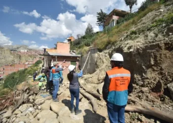 El personal de la Alcaldía de La Paz notifica a dueños de construcciones ilegales en Cotahuma. FOTO: GAMLP