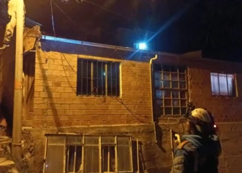 Funcionarios de la Alcaldía atienden el deslizamiento. Foto: Amun.
