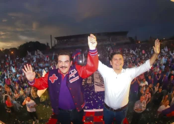 Manfred Reyes Villa y Juan Carlos Medrano en el Estadio Real Santa Cruz. Foto: RRSS Manfred Reyes Villa.