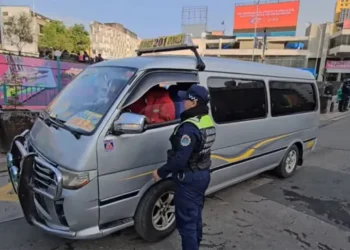 Un guardia municipal controla el servicio de un minibús. FOTO: GAMLP