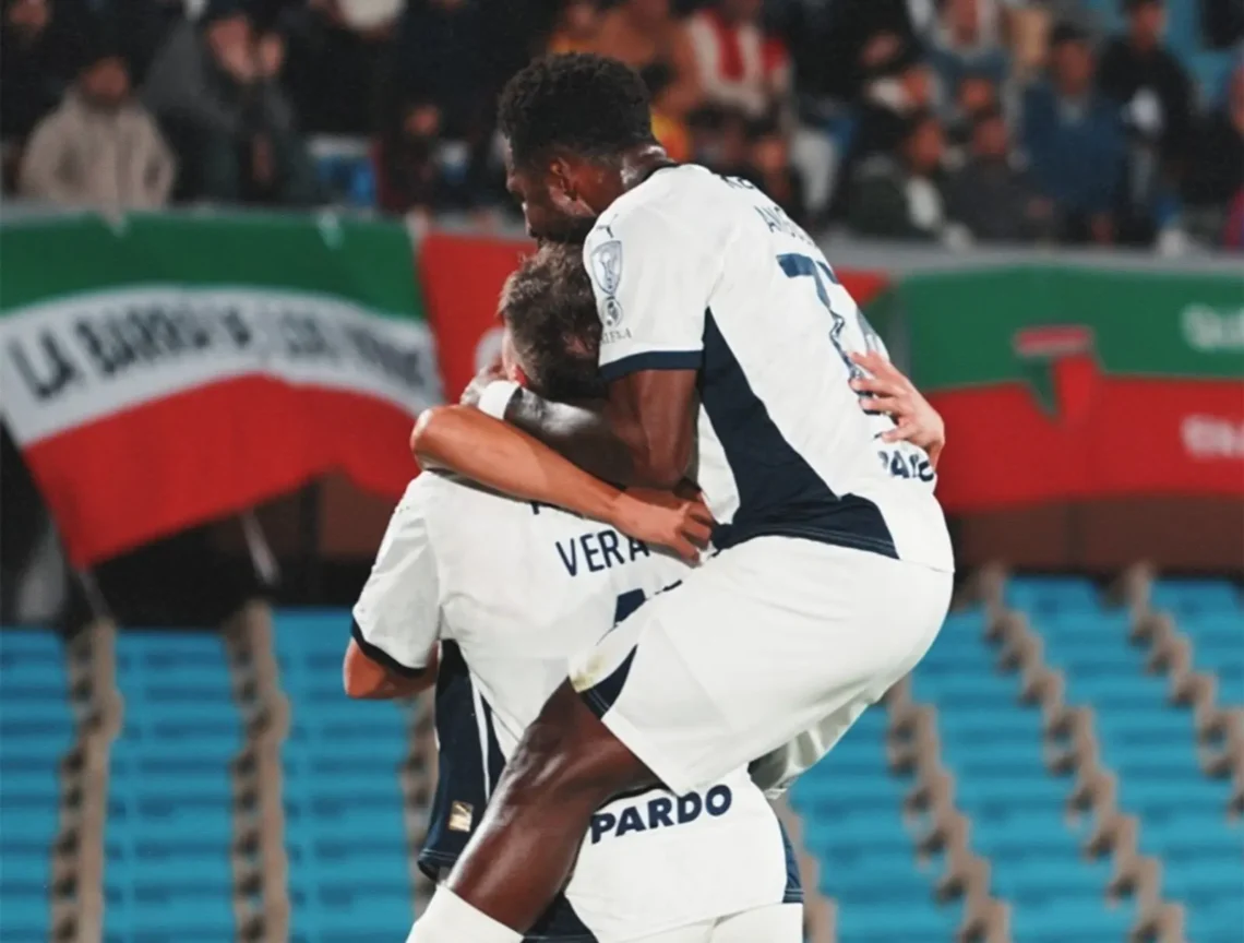 Festejo de un gol de los jugadores de Independiente