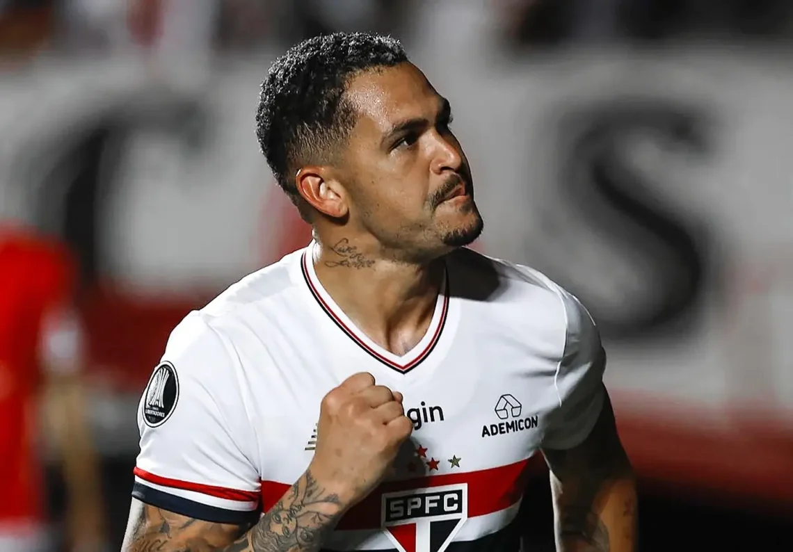 Luciano celebra su gol