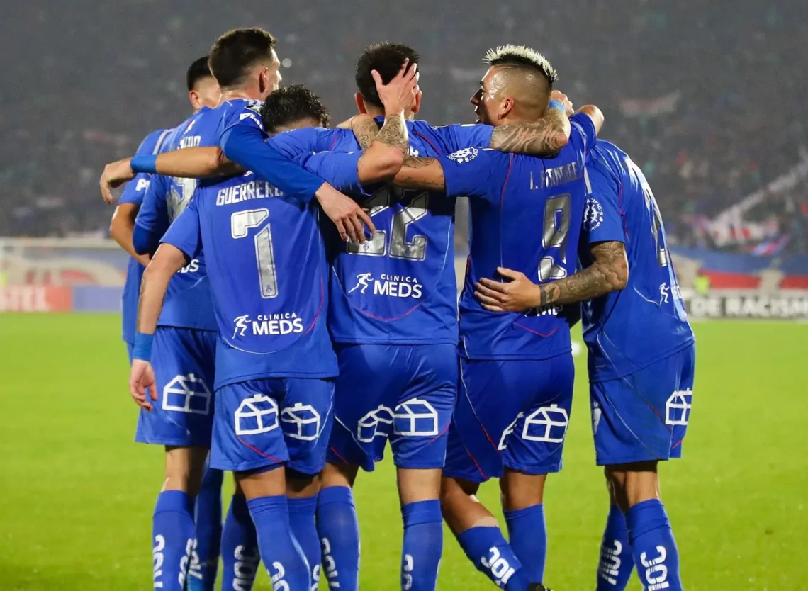 Jugadores de la U de Chile celebran un gol