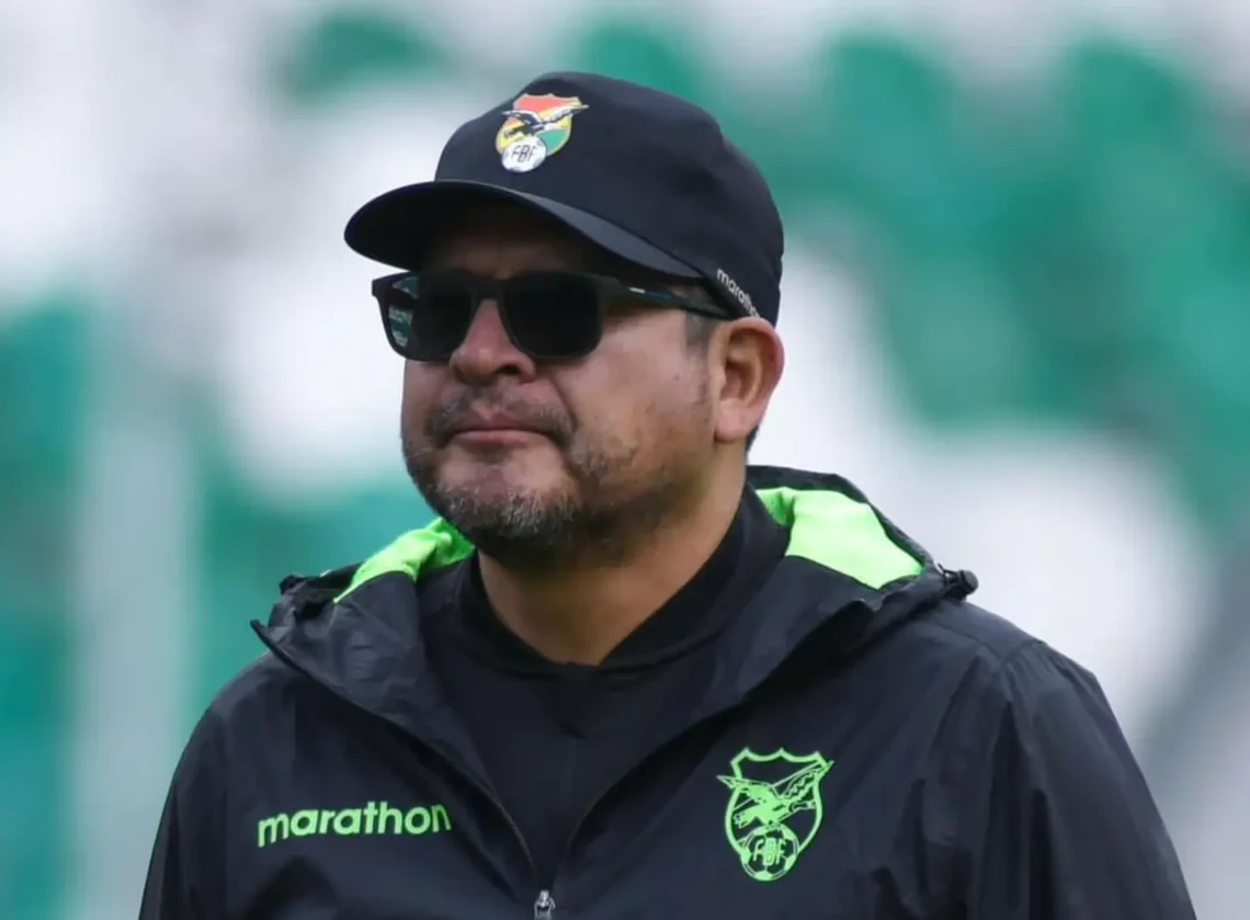 Óscar Villegas dirigiendo a la selección