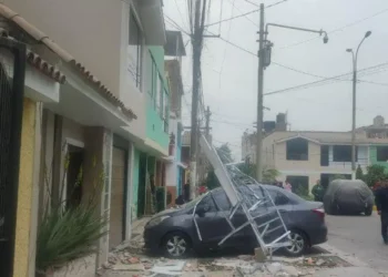 Hubo el deslizamientos de tierra y la caída de letreros sobre vehículos/RRSS