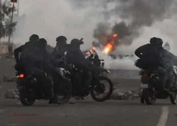 Policías desbloquean la ruta hacia el occidente, en la altura a Vinto. (Foto: radio Soberanía)
