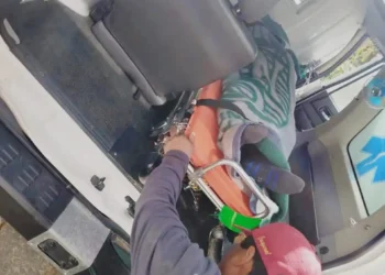 Un herido dentro de una ambulancia. FOTO: Ministerio de Salud