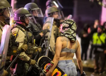 Un contingente de marines se sumó a la policía de Los Ángeles/ AFP