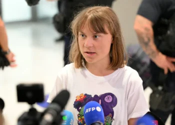 Greta Thunberg en el aeropuerto de París/AFP
