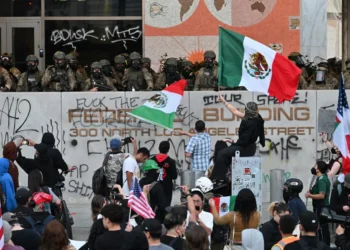 Los manifestantes hacen ondear la bandera de México/AFP