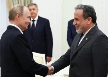 Vladimir Putin se reunió con el canciller iraní Abás Araqchi en Moscú/AFP