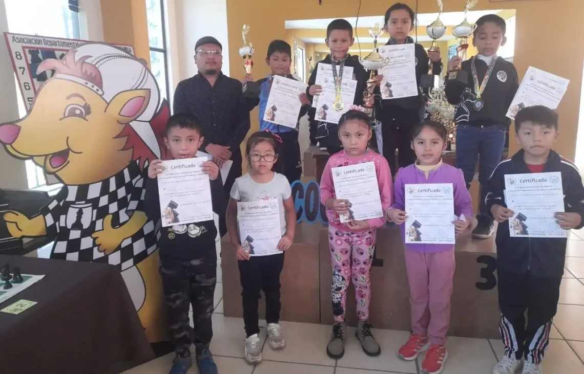 Los ajedrecistas premiados (Federación Boliviana de Ajedrez)