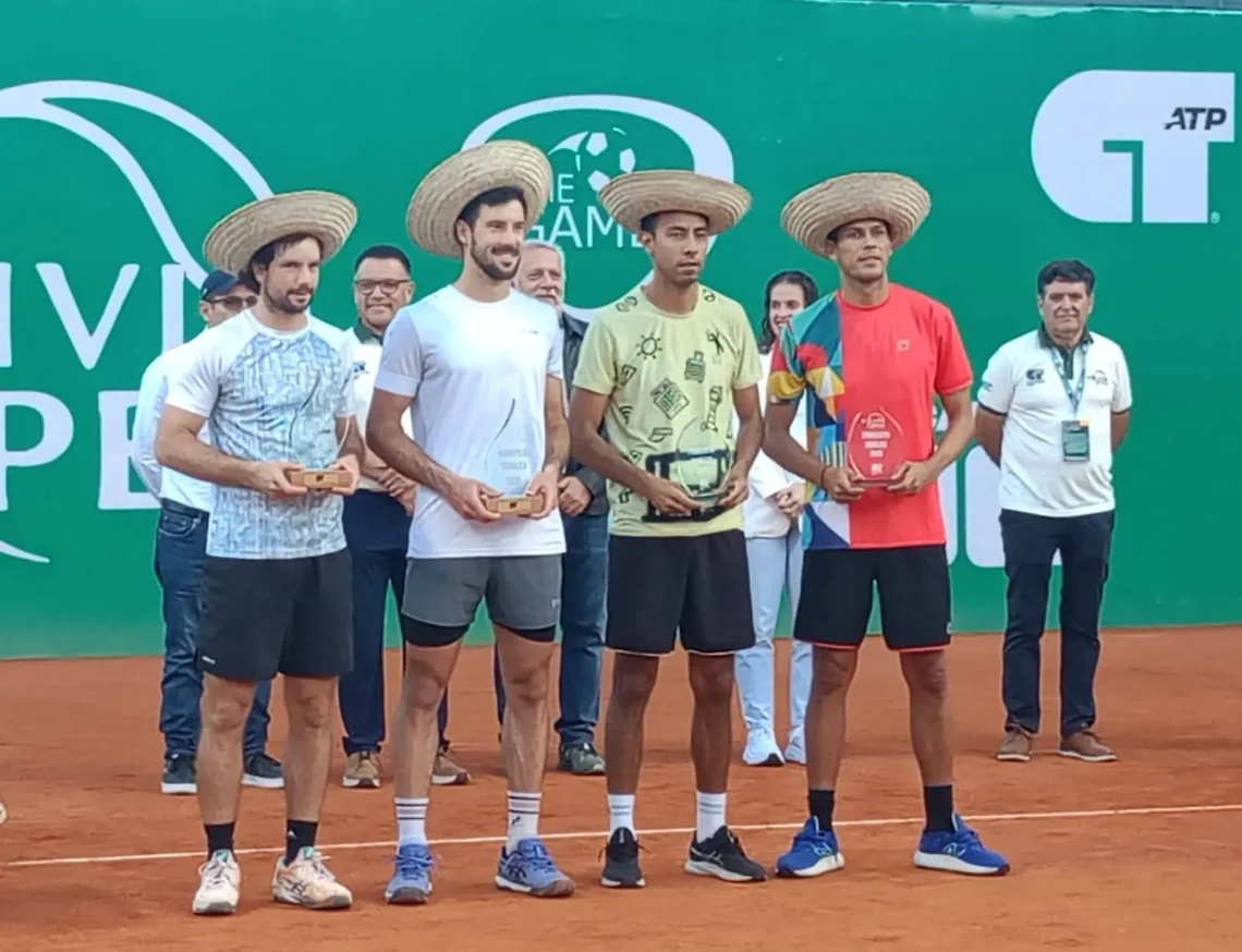 Boris Arias y Federico Zeballos (tercero y cuarto de izq. a der.) posan con sus trofeos.