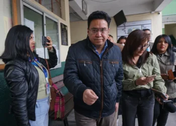 El exministro de Justicia César Siles ingresa a la Fiscalía de La Paz. 
Foto: APG