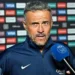 El entrenador del PSG, el español Luis Enrique, en plena entrevista (AFP)