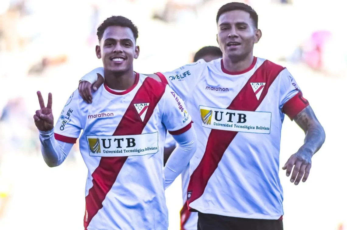 Moisés Paniagua (izq.) celebra uno de sus goles para el CAR en El Alto.