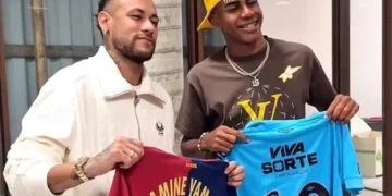 El astro brasileño Neymar con el español Lamine Yamal (Santos FC).
