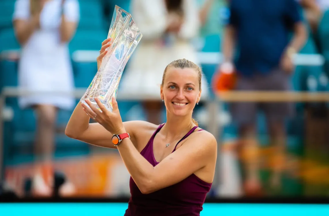 Petra Kvitova levanta el trofeo en un certamen anterior internacional (AFP)