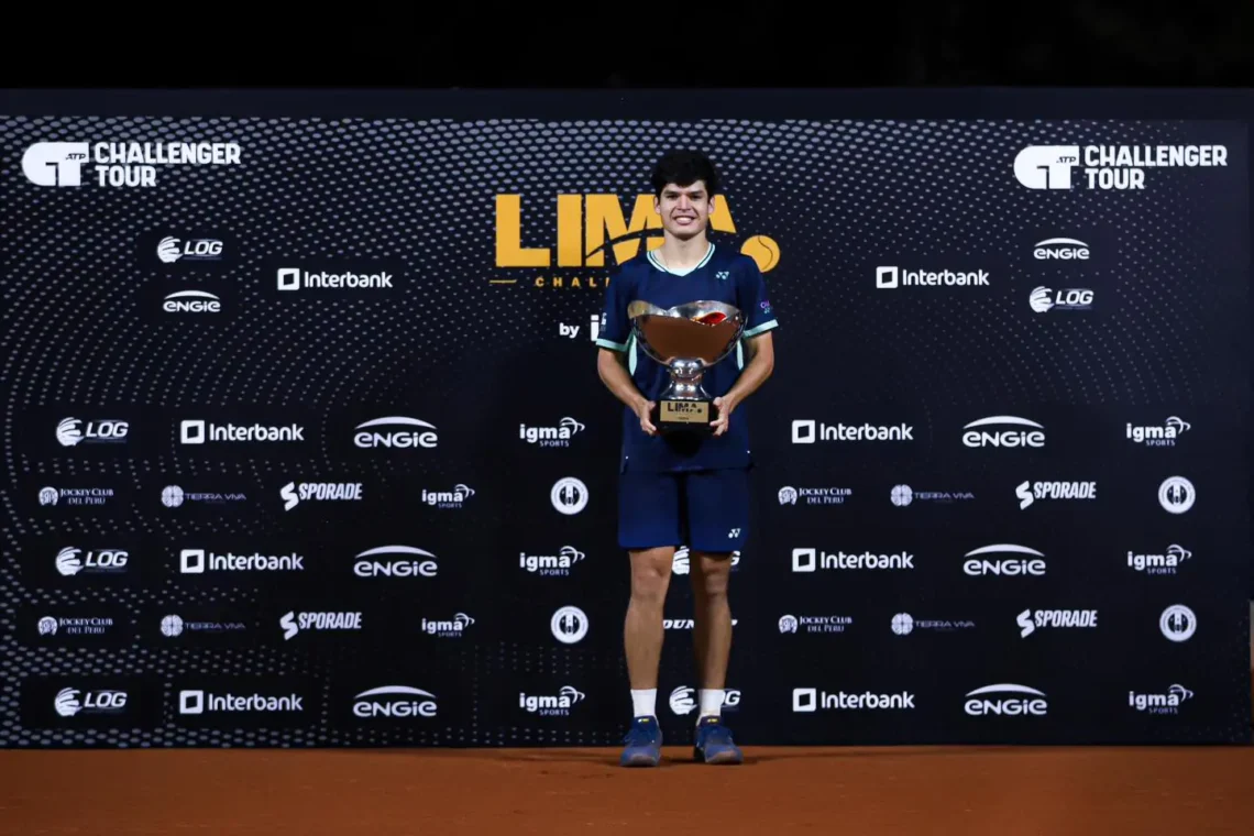 El tenista boliviano Juan Carlos Prado con su trofeo en la capital limeña (Challenger de Lima)