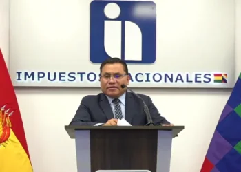 El presidente de Impuestos, Mario Cazón, informa sobre la recaudación. Foto: SIN.