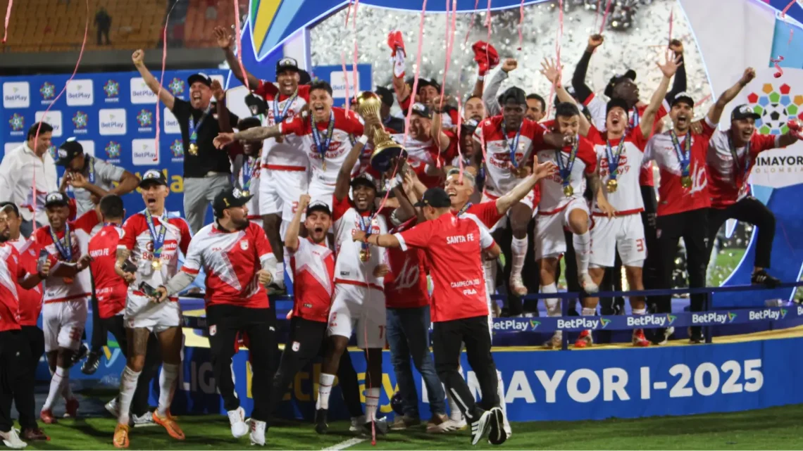 Los integrantes de Independiente de Santa Fe celebran el título logrado en la Dimayor (AFP).