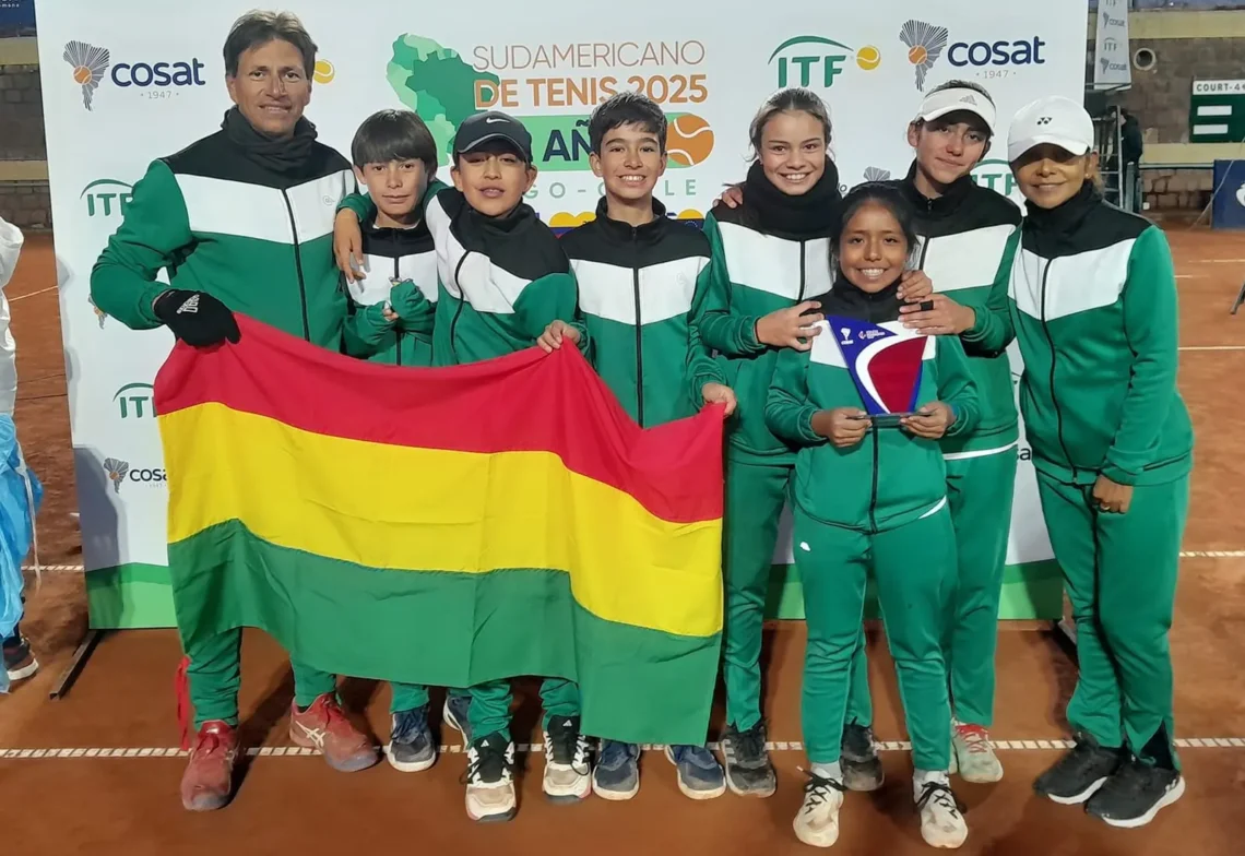 Los integrantes del seleccionado boliviano de tenis Sub-12 (FBT).