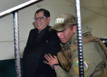 El expresidente del TDJ La Paz es trasladado a la FELCC.