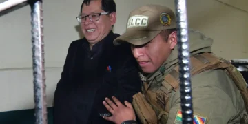 El expresidente del TDJ La Paz es trasladado a la FELCC.