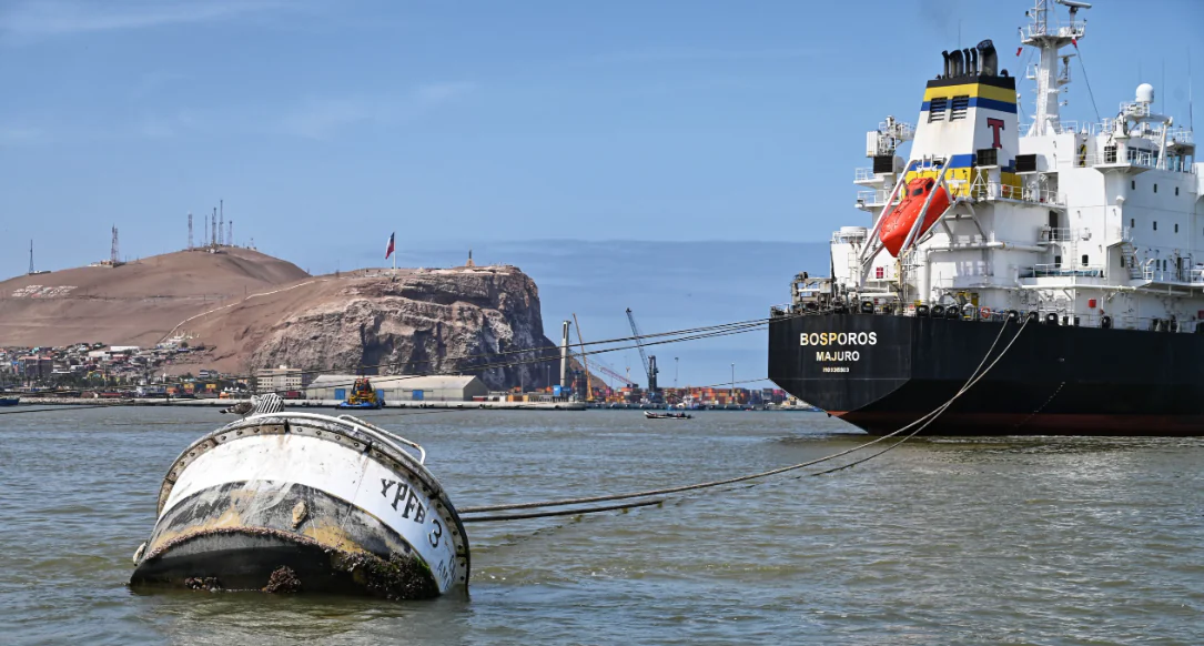 Uno de los buques de los que YPFB descargó combustible. Foto: YPFB.