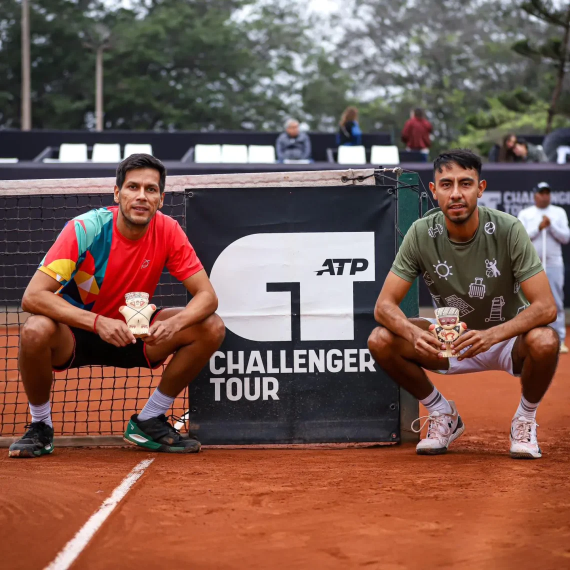 Federico Zeballos (izq.) y Boris Arias posan con sus trofeos tras lograr el campeonato (Challenger de Lima).