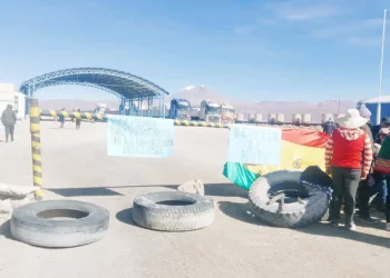 Evistas bloquean la vía que conecta con el municipio Totora, en Cochabamba. Foto: RKC.