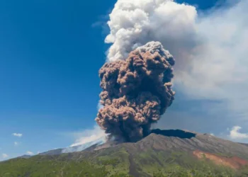Cráter del volcán Etna durante su erupción. Foto: AFP