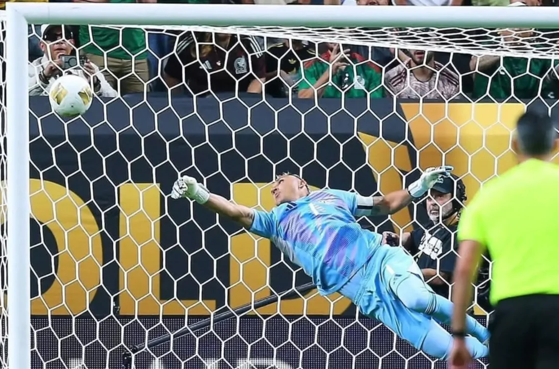 Keylor Navas durante una atajada