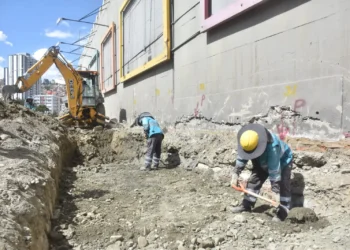 Obreros municipales realizan el trabajo en el muro de contención de la avenida Costanera. FOTO: GAMLP