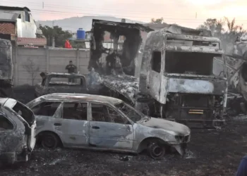 Al menos, 15 vehículos incautados al narcotráfico quedaron calcinados tras voraz incendio de un depósito de Dircabi. FOTO APG