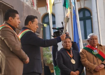 El presidente Luis Arce, el vicepresidente David Choquehuanca, el gobernador Santos Quispe y el alcalde Iván Arias, en los actos cívicos por la efeméride de La Paz. FOTO: APG