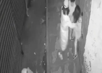 Las imágenes de seguridad captaron el momento en el que una niña fue golpeada por otros menores de edad. FOTO: Captura RRSS
