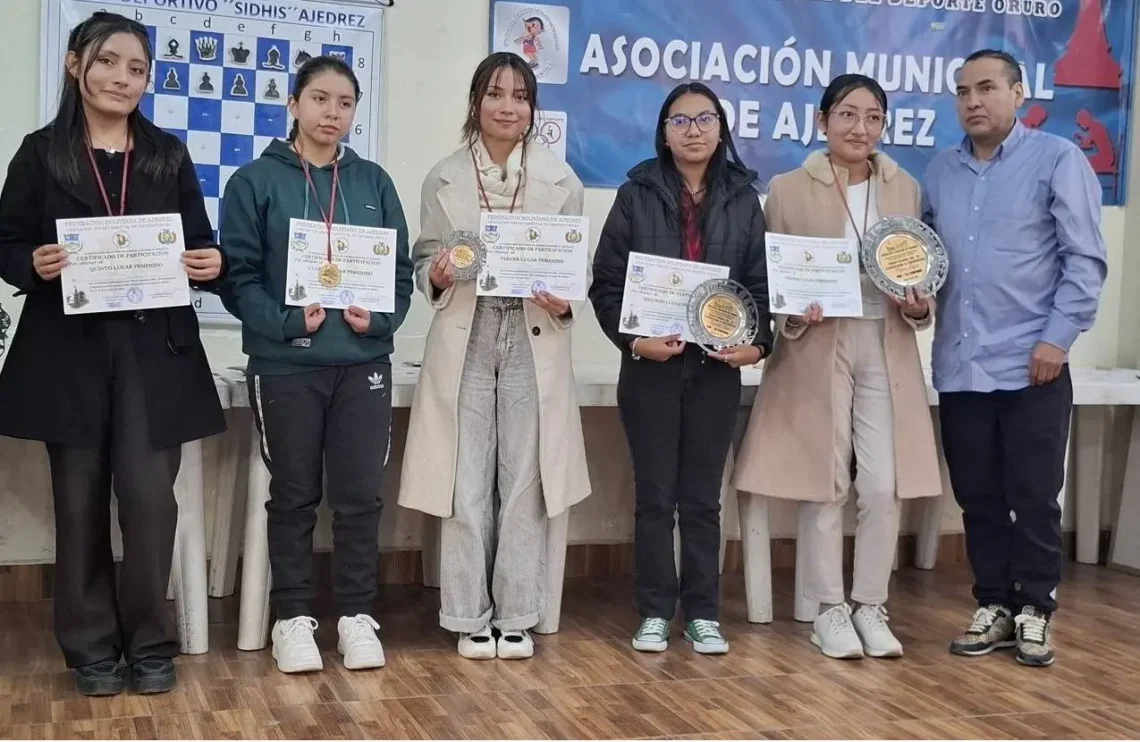 Las destacadas jugadoras del ajedrez con sus respectivos premios (FAB).