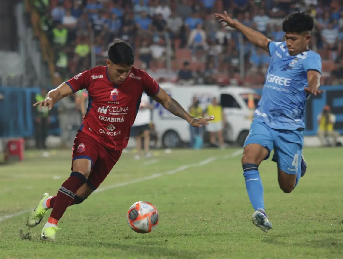 Una incidencia del partido entre Blooming, que ganó 2-1 a Guabirá, este lunes en Montero (APG).