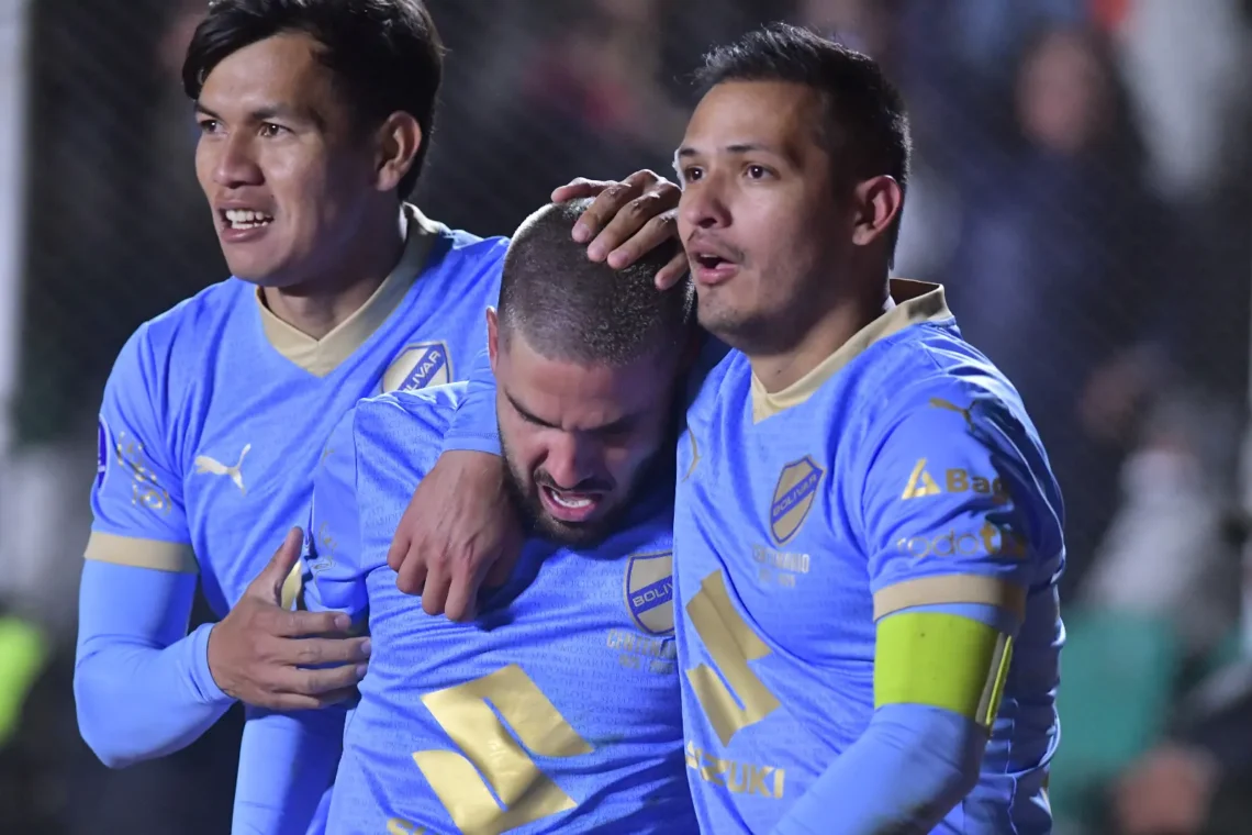 Sagredo, Melgar y Justiniano celebran el tercer gol de la Academia (APG)
