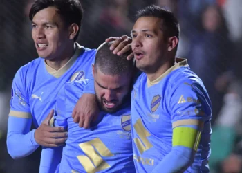 Sagredo, Melgar y Justiniano celebran el tercer gol de la Academia (APG)