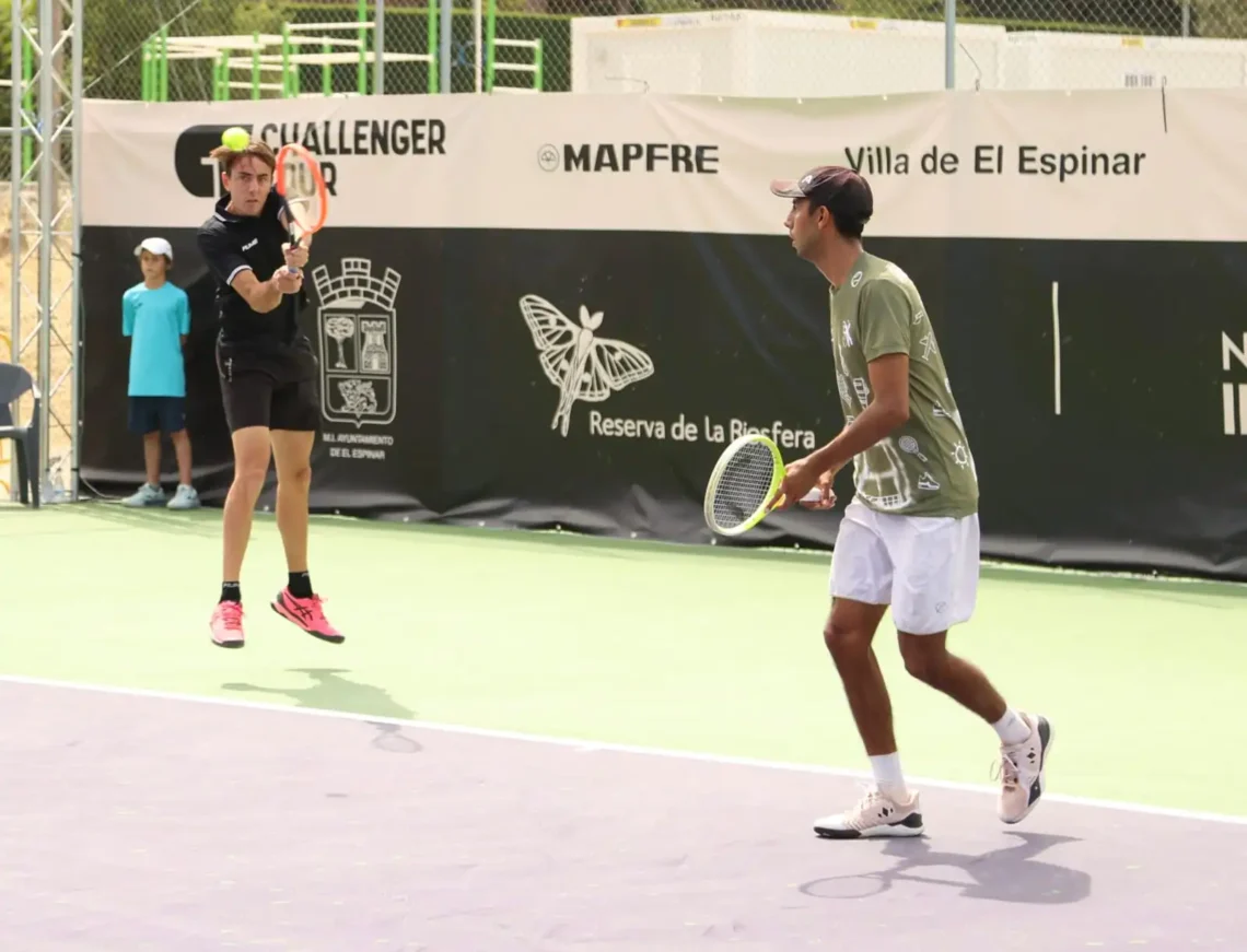 El tenista Boris Arias junto a su pareja en el partido de dobles (Challenger de Segovia)