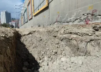 La Alcaldía afirma que se hallaron fallas graves en el sector del muro que colinda con la avenida Costanera. FOTO: GAMLP